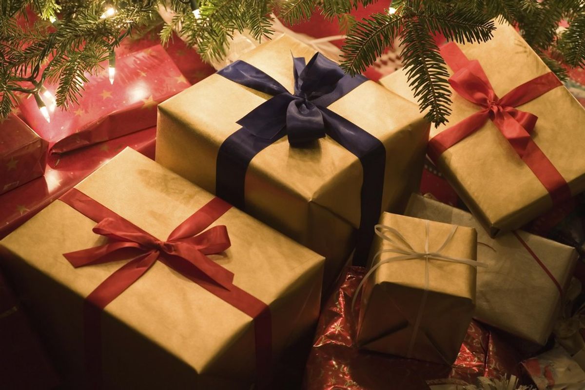 The 5 Basic Christmas Gifts That Girls Want From Boyfriends They Don't Have