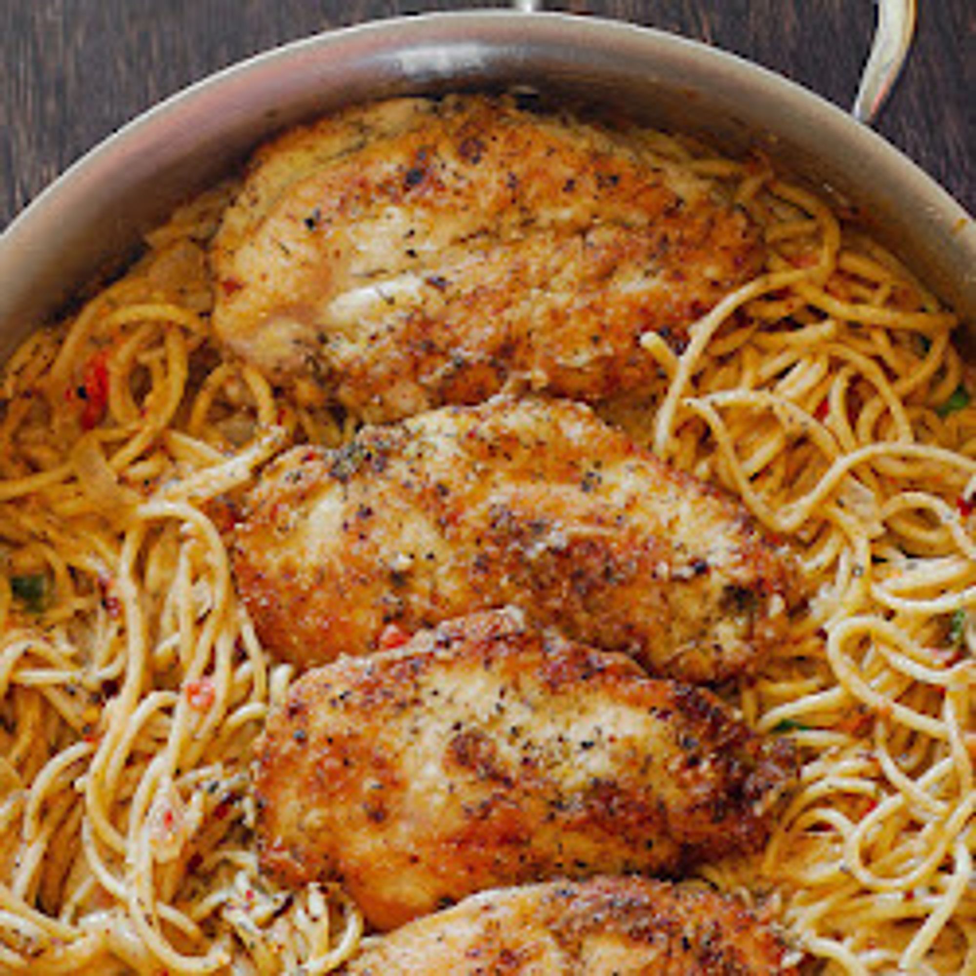 CHICKEN PASTA IN CREAMY WHITE WINE PARMESAN CHEESE SAUCE COOKING