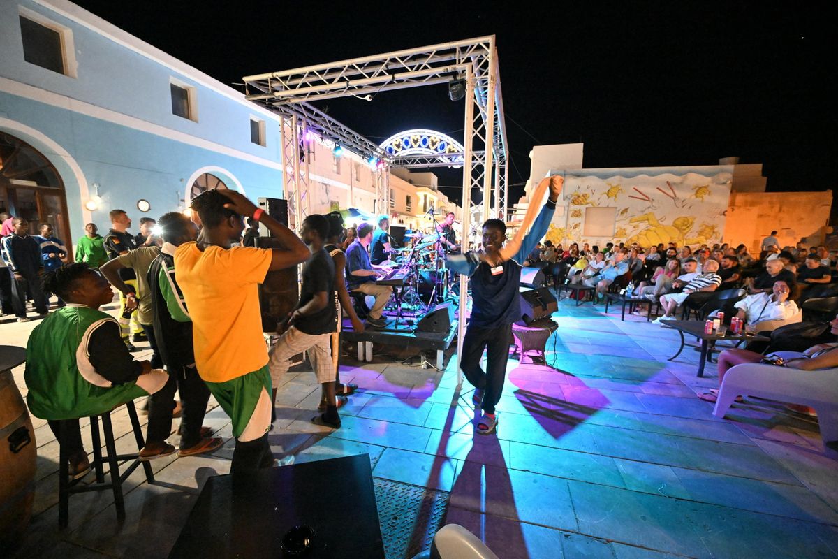 Aneddoti rosa e foto strappalacrime. Così la stampa esorcizza il disastro