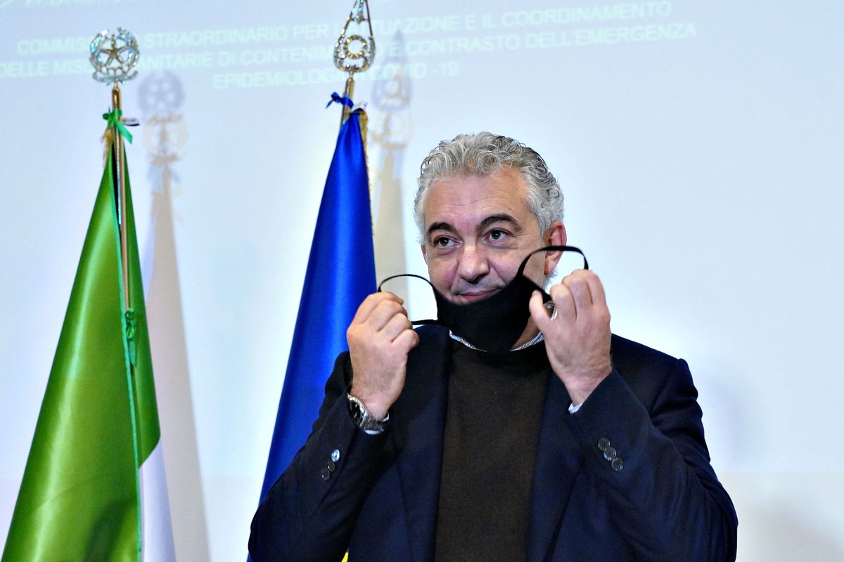Mascherine farlocche, il mediatore patteggia e mette nei guai Arcuri