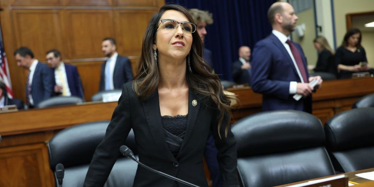 NextImg:Lauren Boebert issues apology after video appears to show her vaping, being fondled by date during 'Beetlejuice' musical