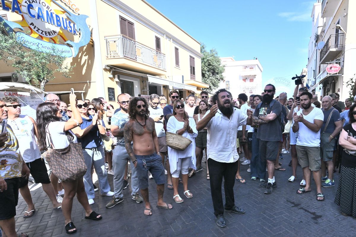 A Lampedusa esplode la protesta degli isolani. Intanto arrivano altri 18 barchini