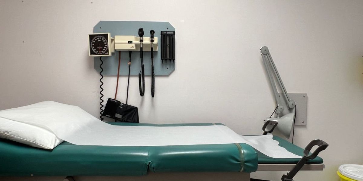 Australian man sues hospital for billion after allegedly contracting ‘psychotic illness’ after watching wife’s C-section Australian man sues hospital for billion after allegedly contracting ‘psychotic illness’ after watching wife’s C-section