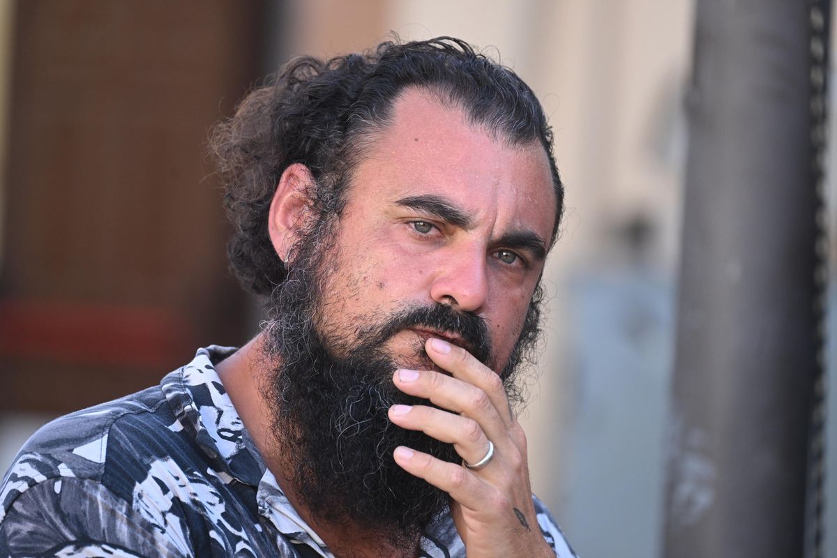 Lampedusa, il questore minaccia di sgomberare i residenti e poi offre «pilu pe tutti»