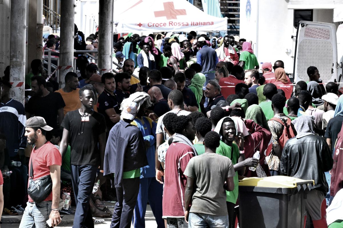 Così la sinistra truffa i migranti e gli italiani