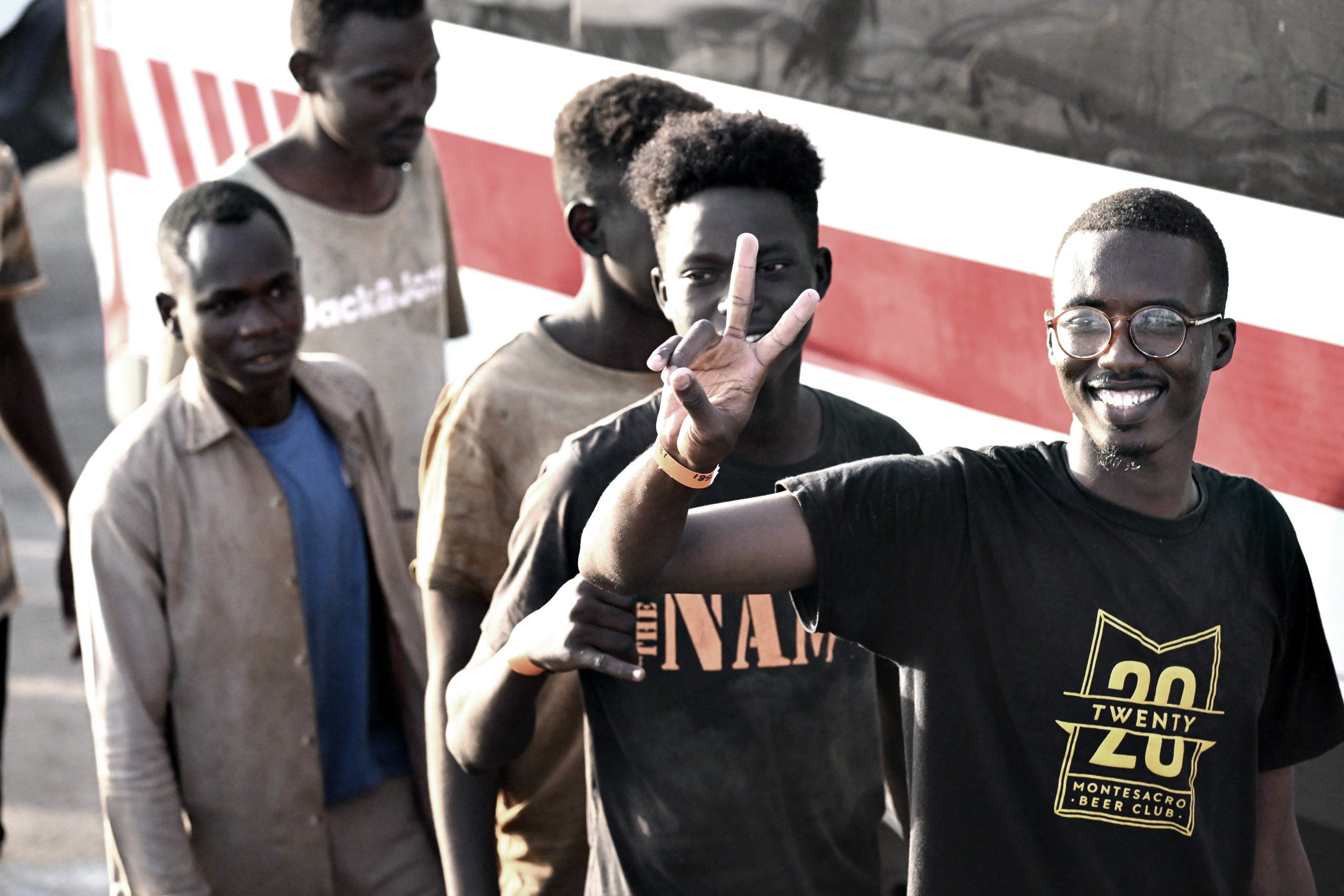 Migranti in fuga dal centro, risse e un agente ferito. Porto Empedocle è nel caos