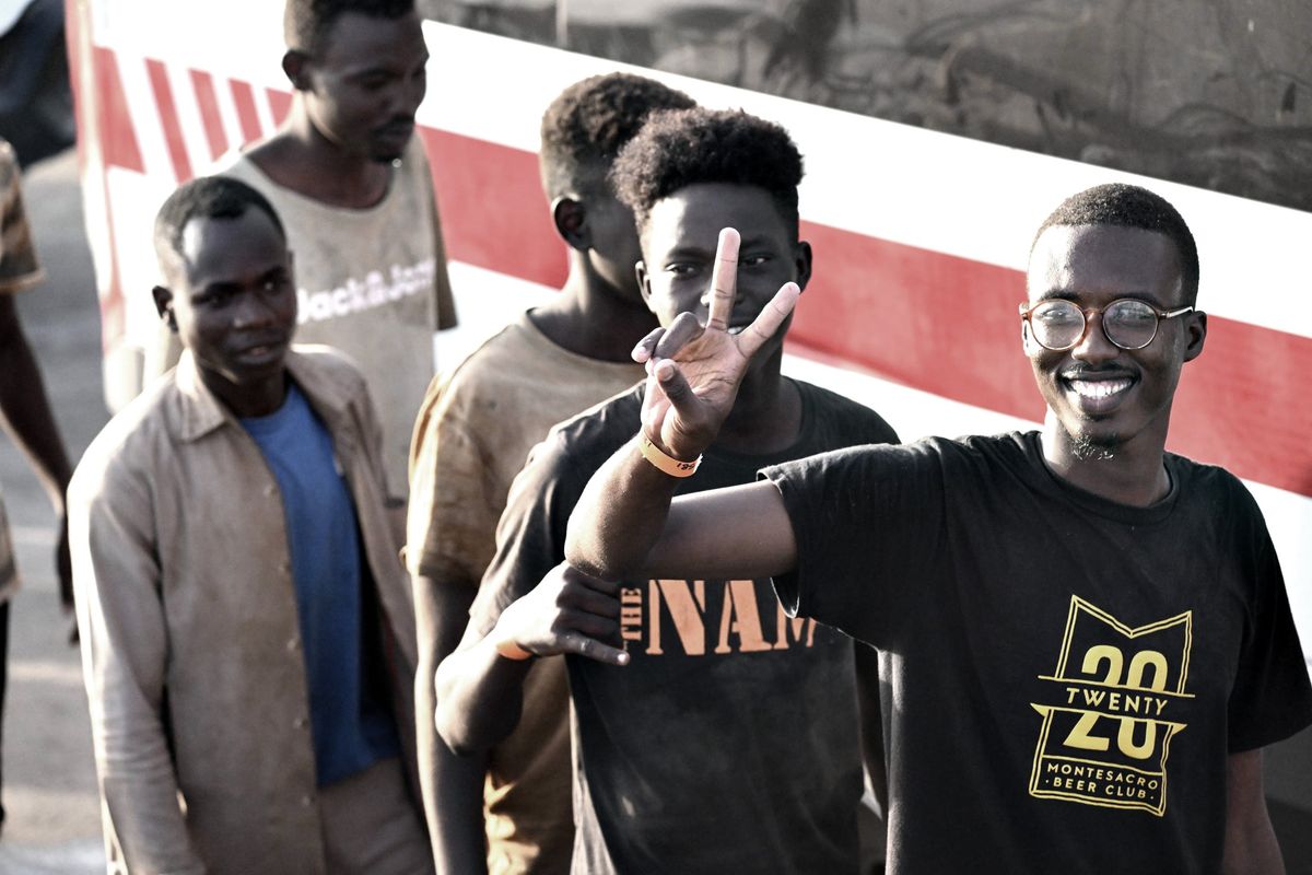 Migranti in fuga dal centro, risse e un agente ferito. Porto Empedocle è nel caos