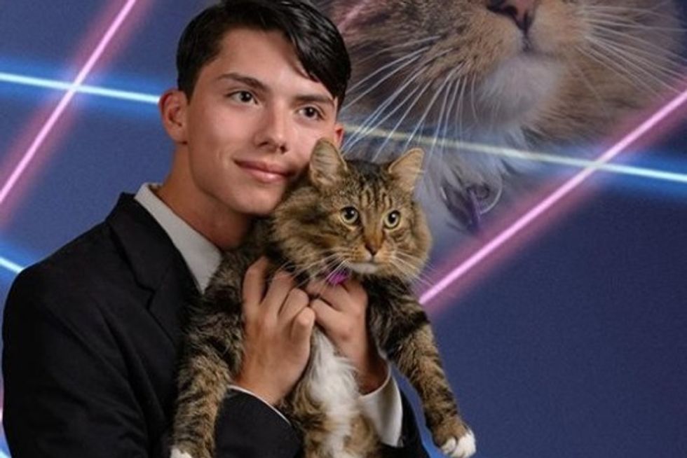 High School Student Wants Senior Picture With Beloved Cat In Yearbook