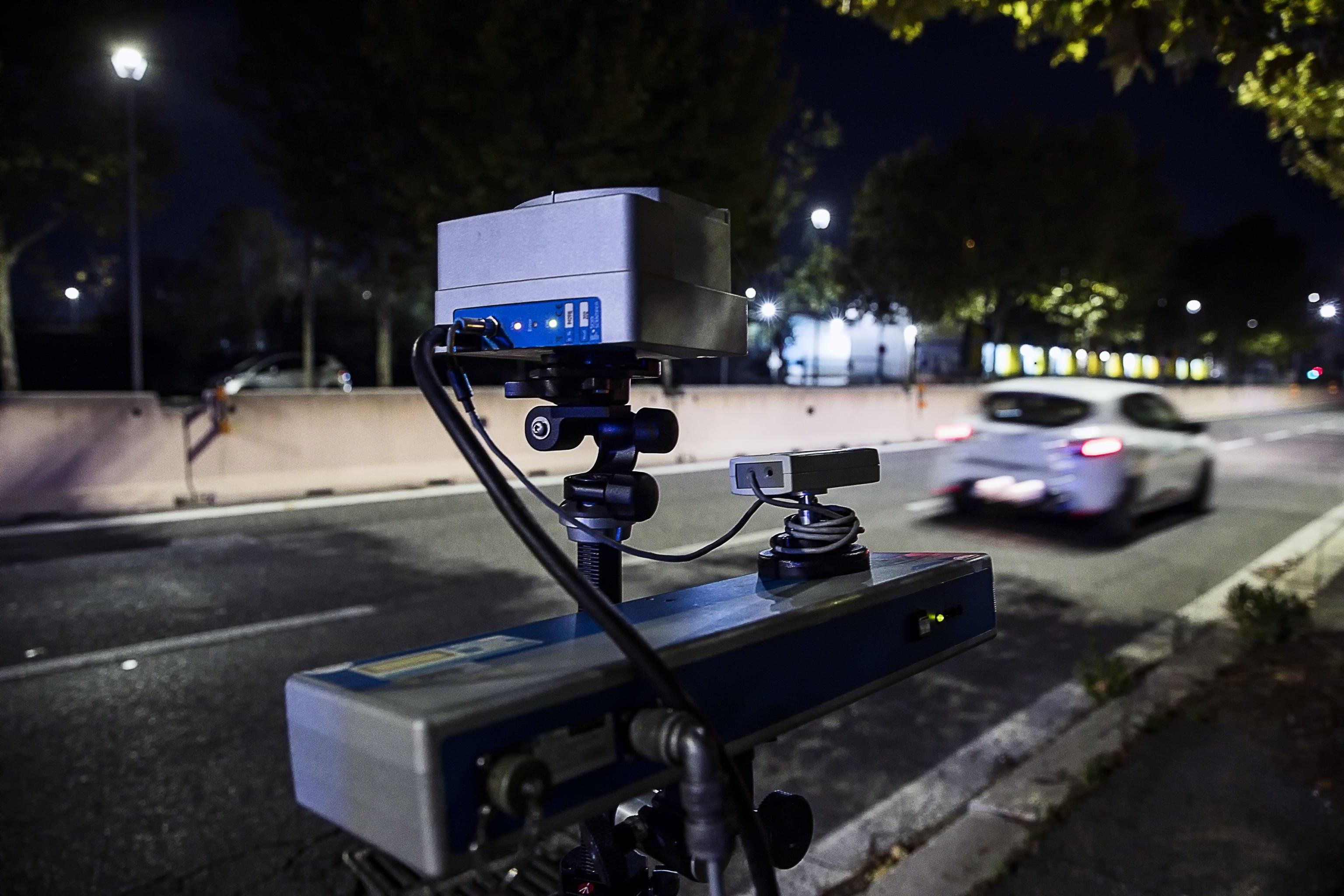 Stangata su incivili e messaggi WhatsApp al volante