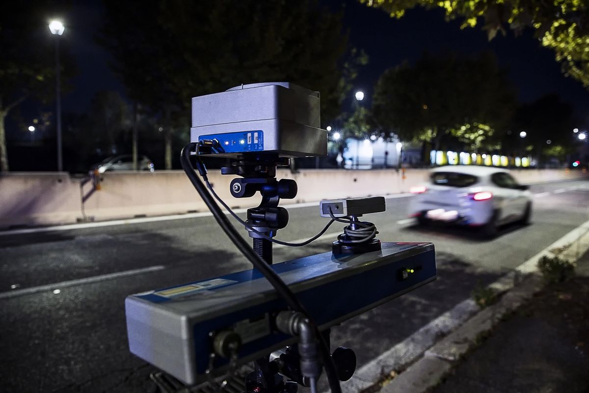 Stangata su incivili e messaggi WhatsApp al volante