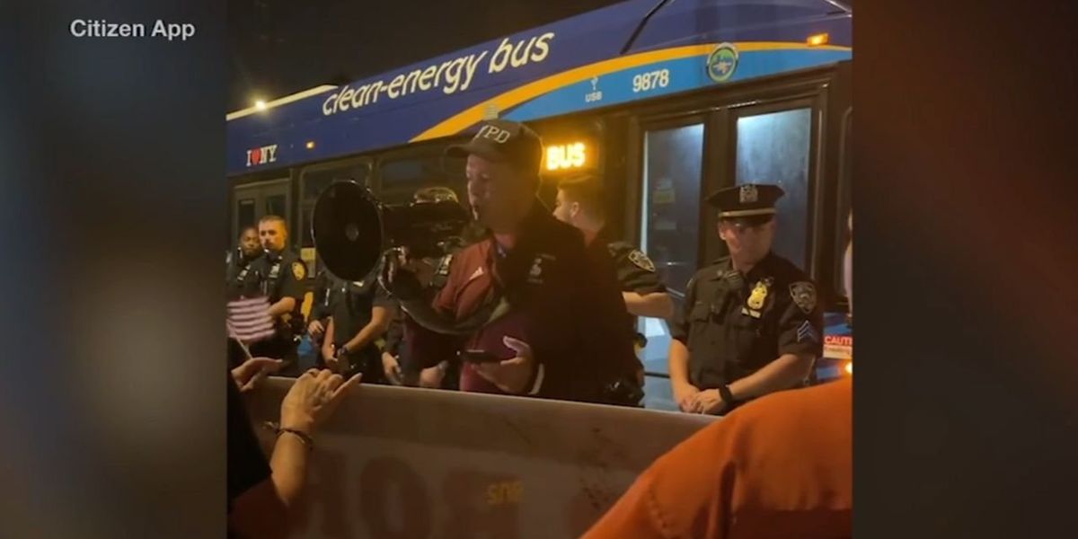NextImg:Staten Island protesters block bus of migrants headed to former senior living home, leading to 10 arrests
