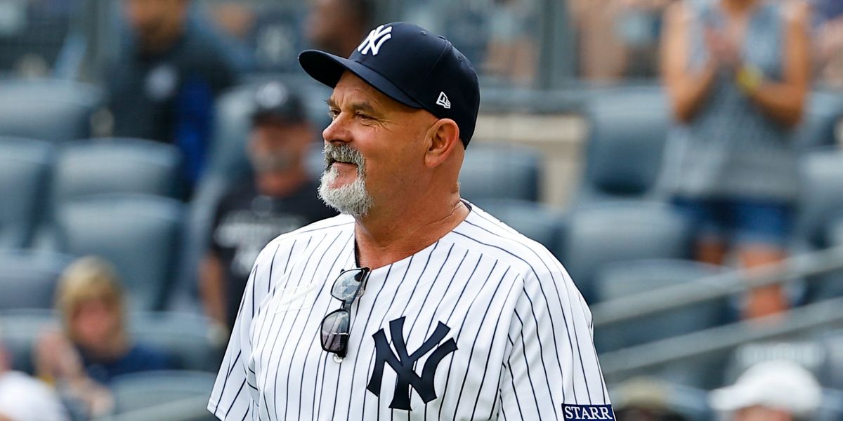 Ex-Yankees pitcher David Wells puts tape over Nike logo on Yankees