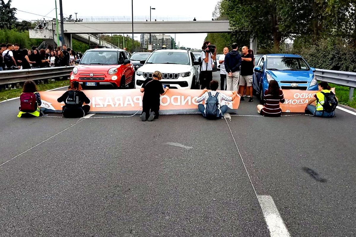 Ora gli ecoteppisti bloccano anche le ambulanze: «Vi avevamo avvertito...»