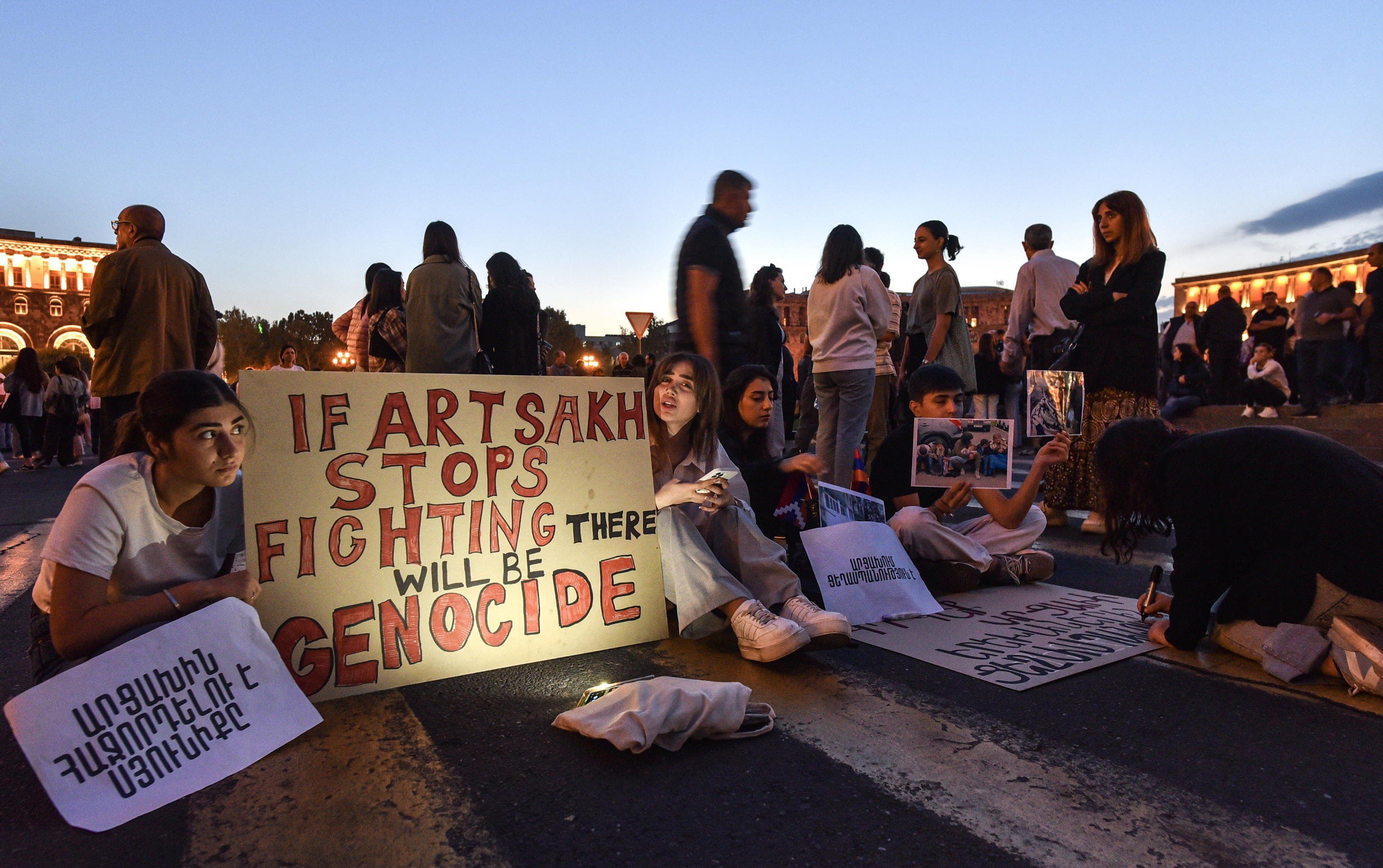 Tregua in Nagorno Karabakh. Ma la popolazione armena manifesta contro il governo