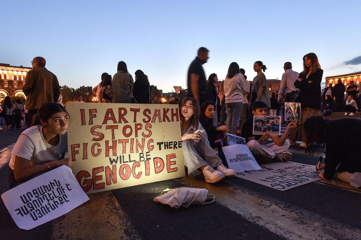 Tregua in Nagorno Karabakh. Ma la popolazione armena manifesta contro il governo