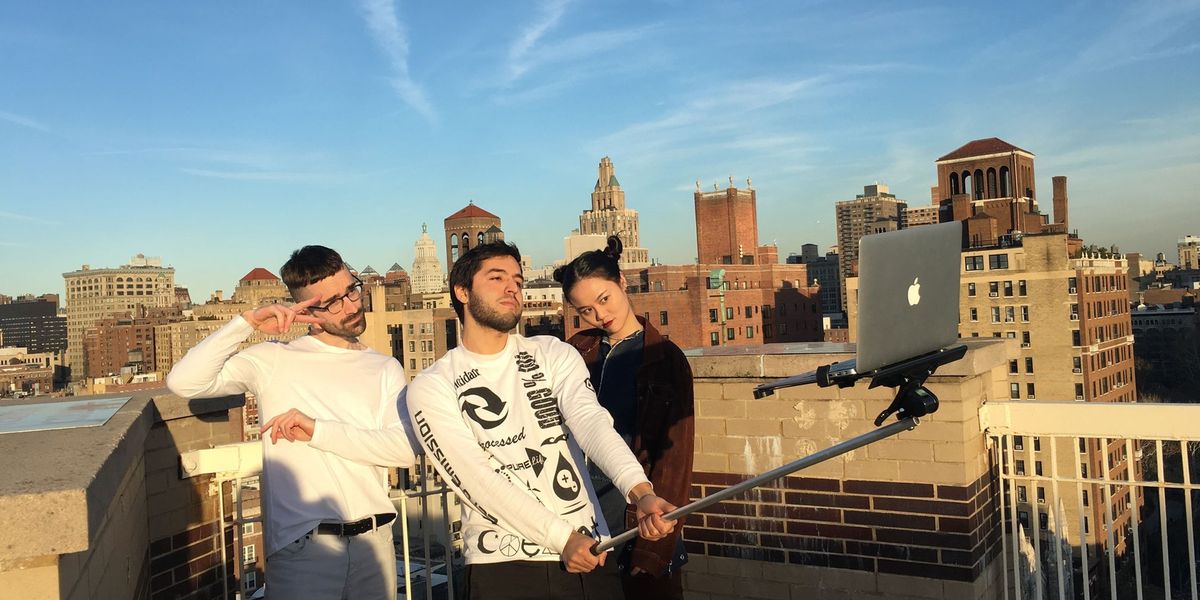 The Annoying Selfie Stick to End All Selfie Sticks