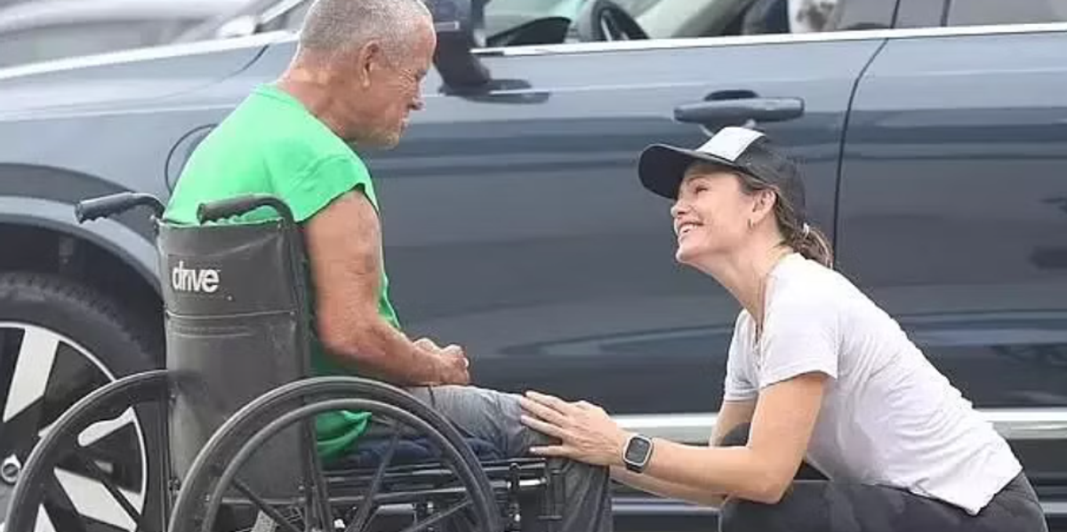Jennifer Garner works with paparazzo to create an act of kindness for homeless man