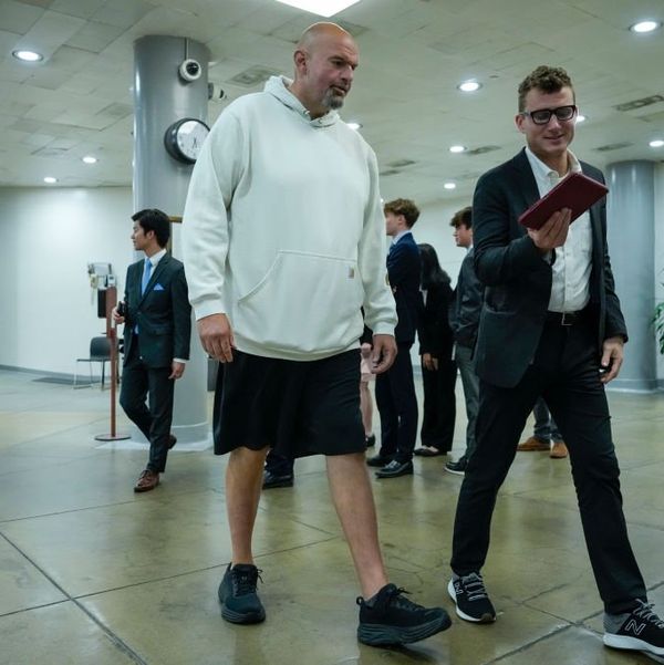 Reporter tried eating at NYC's finest restaurants dressed like Sen. John Fetterman — it went as expected