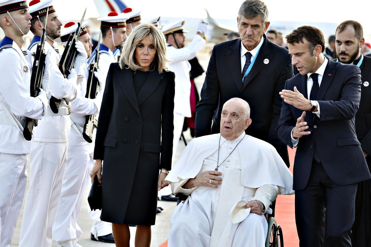 Il Papa predica accoglienza nella Francia che chiude la frontiera a Ventimiglia