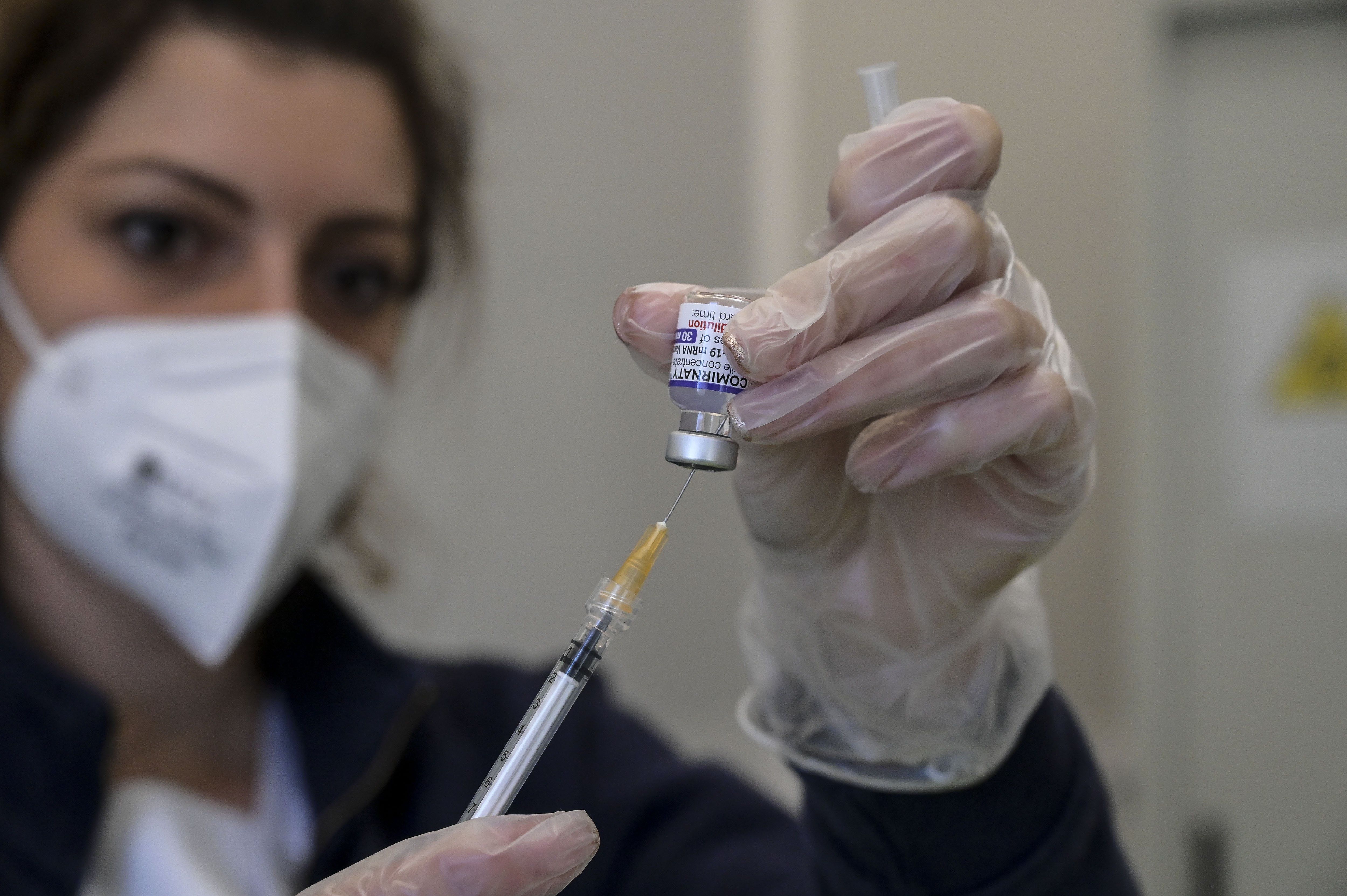 Cresce l’allarme sul Dna nei vaccini: «I residui si concentrano nelle ovaie»
