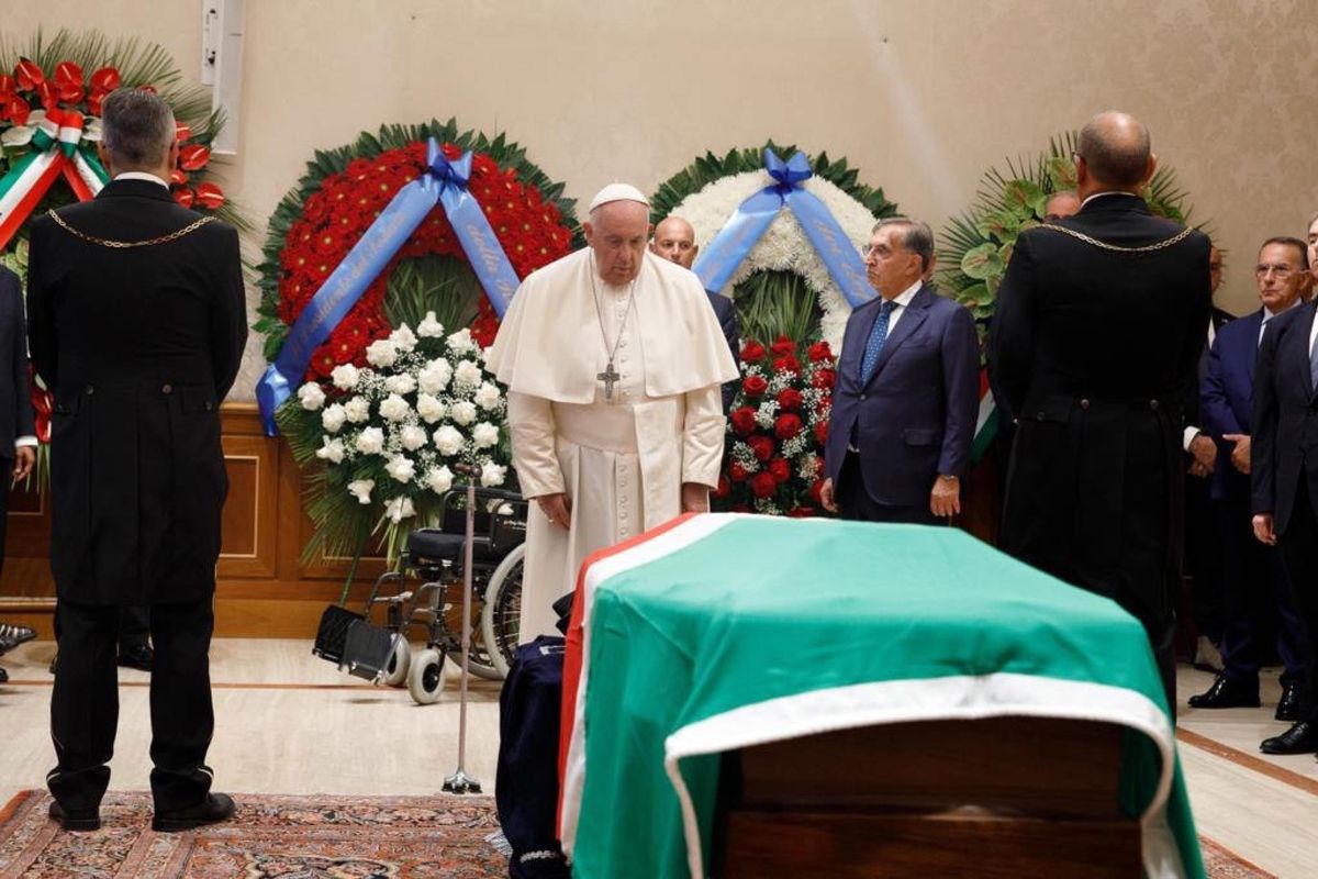 Camera ardente ed esequie laiche. Ma il Papa corre a salutare Napolitano