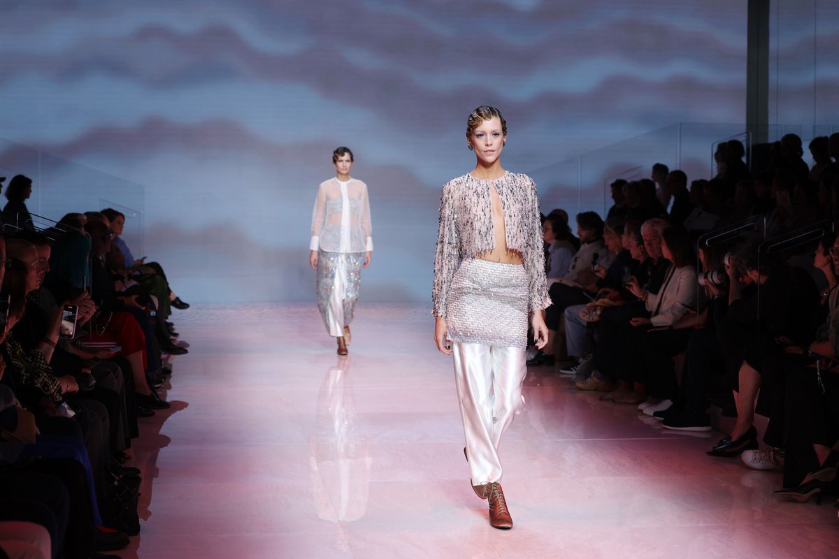 La donna di Armani è vibrazioni e normalità