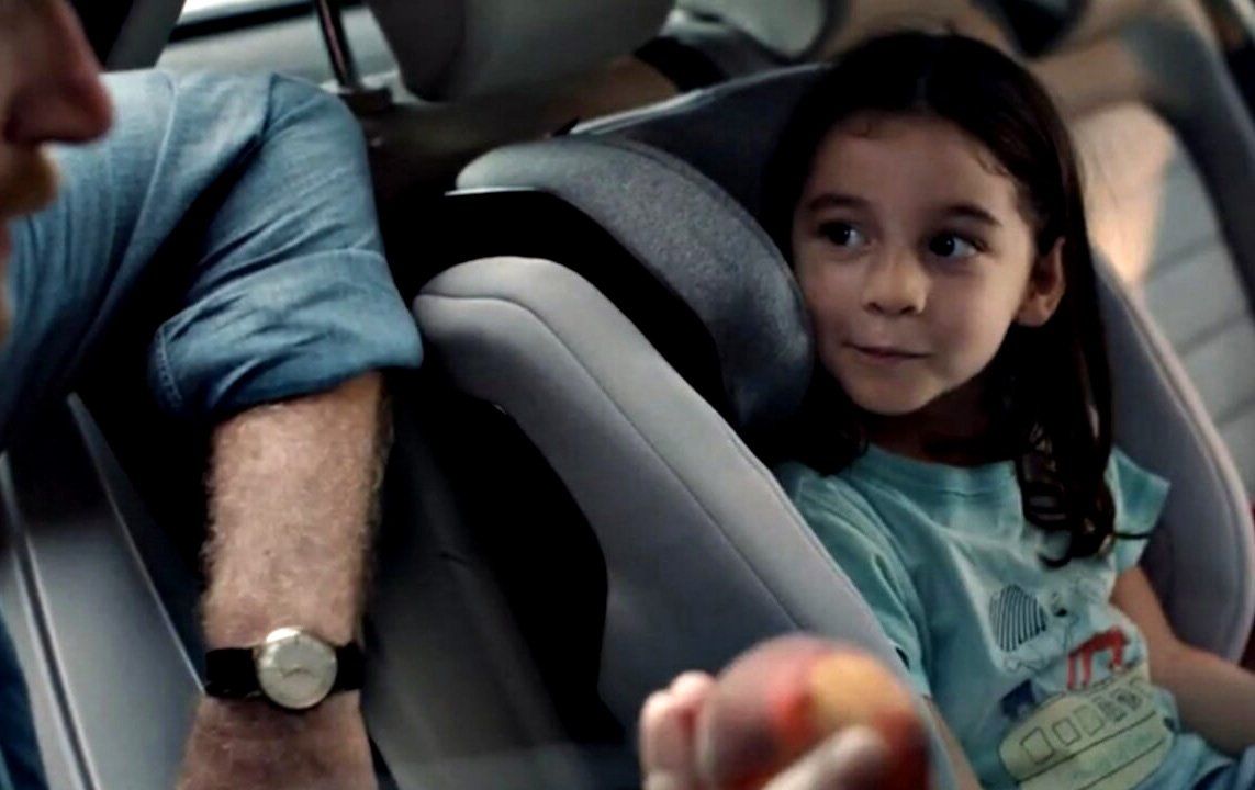 Una bimba vuole mamma e papà. Per la stampa e i social è fascismo