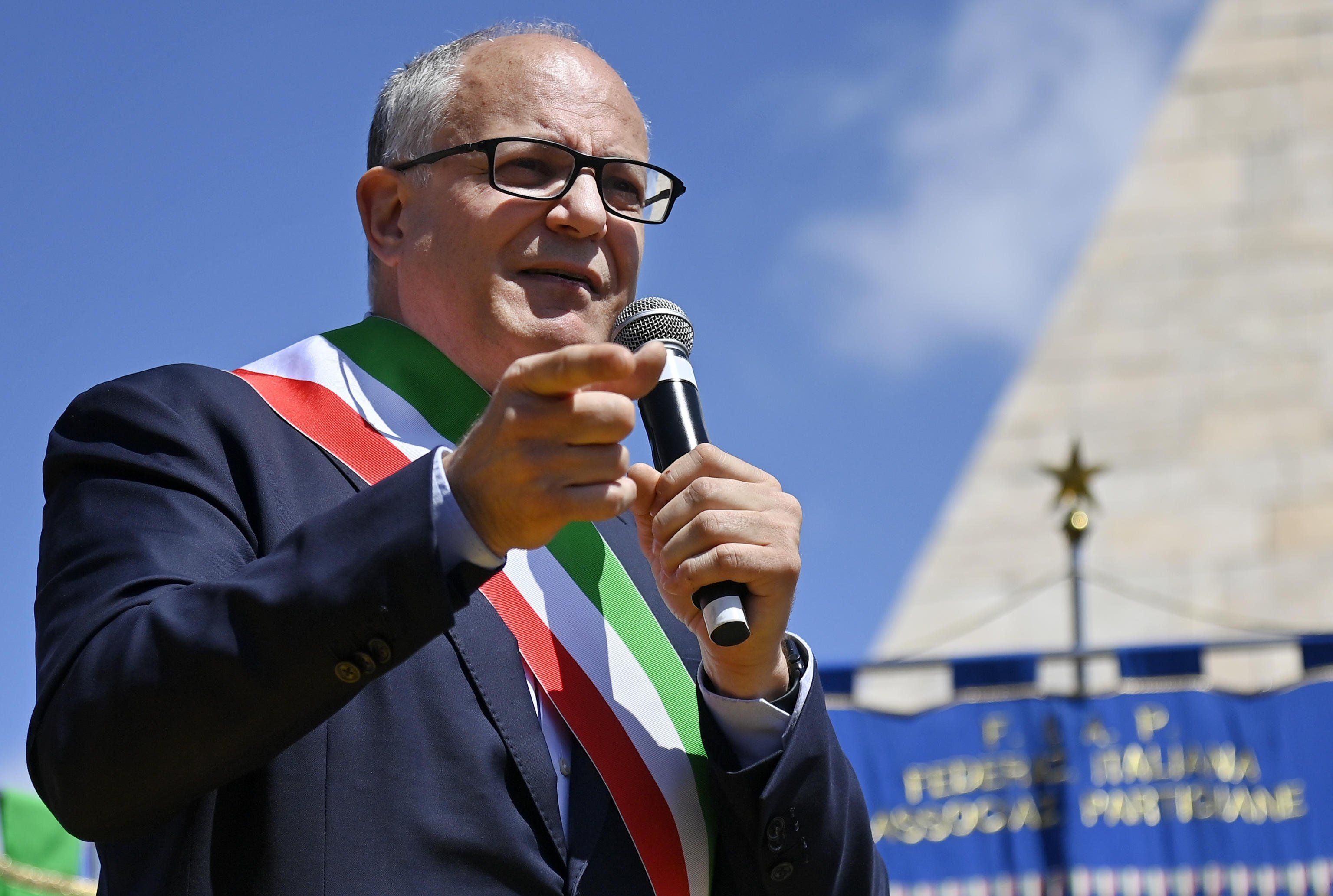 Il «premio» per la Capitale nel caos: Gualtieri si becca il super stipendio