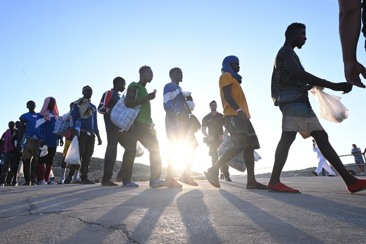 Migranti, basta coi finti minorenni
