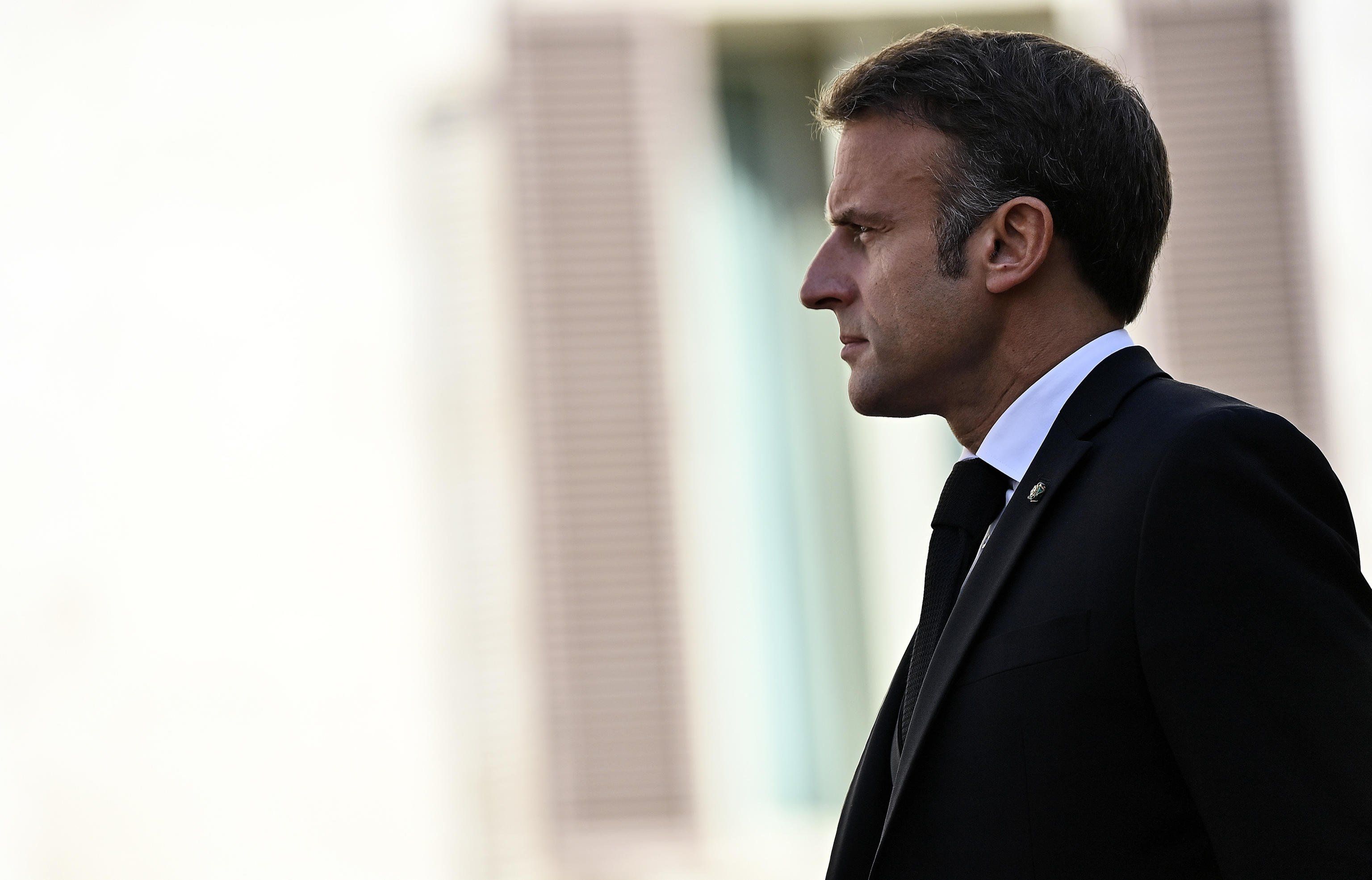 Macron vuol condonare i clandestini