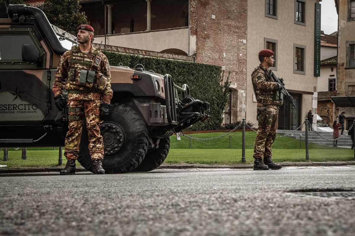 La Meloni rimanda i soldati in strada. E la sinistra urla al colpo di Stato