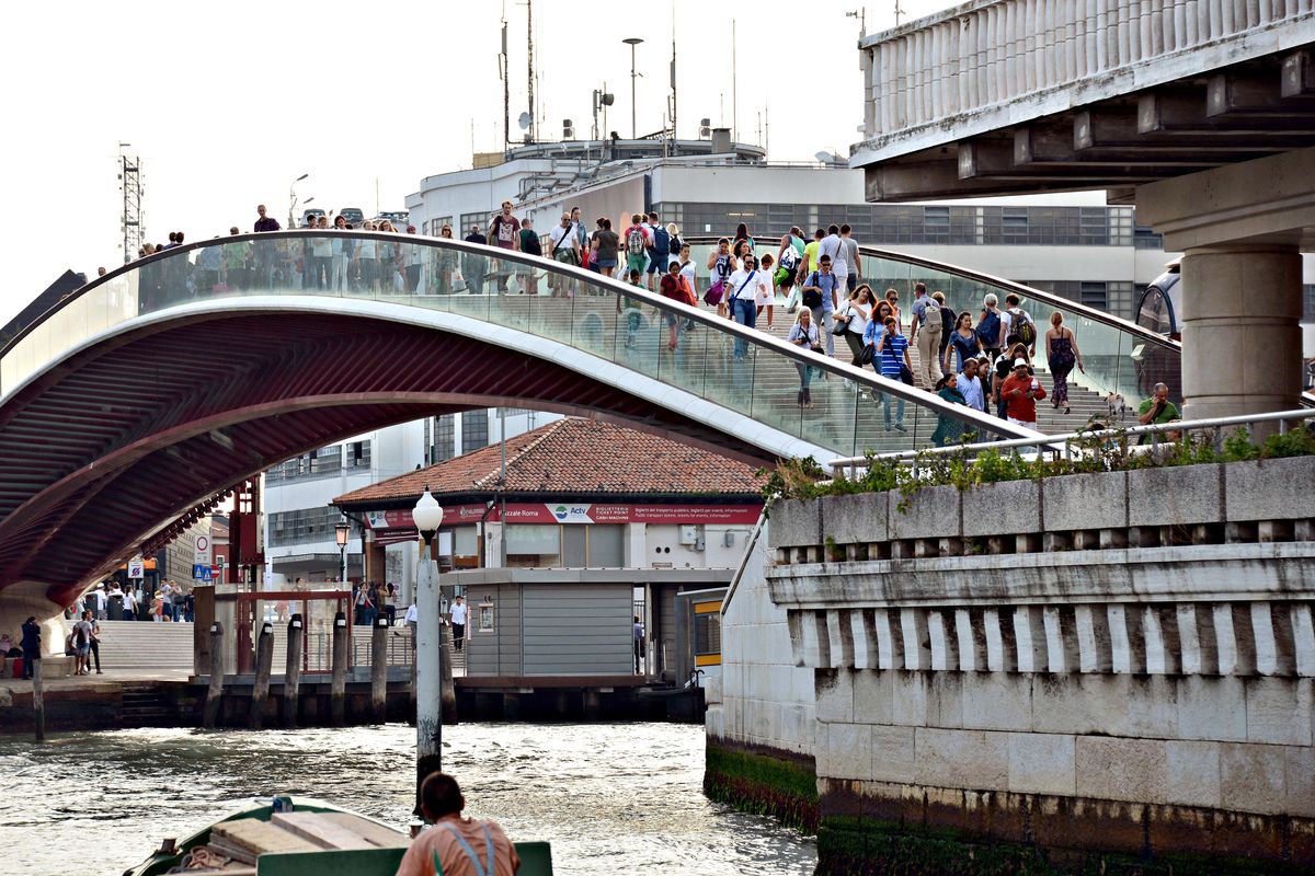 Venezia, centinaia di persone aggredite da un moldavo. La polizia non può arrestarlo