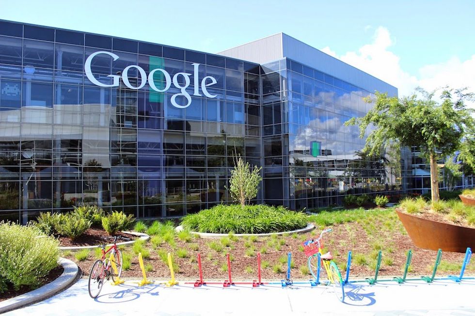 Gear Up On IoT: Google’s Messaging Move + HTC Vive VR Delayed