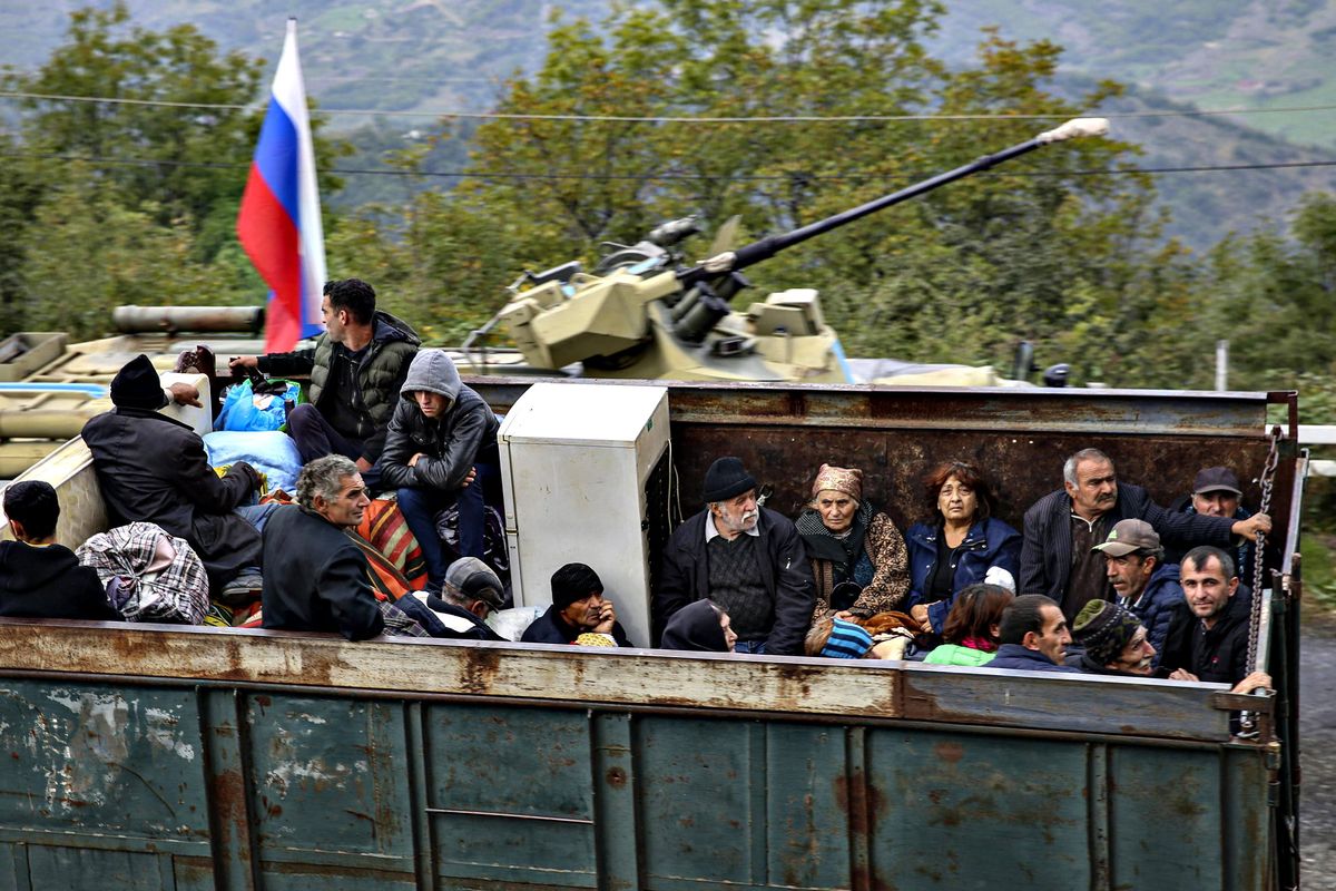 L’Ue che ci rifila i clandestini ignora i disperati armeni in fuga da una vera guerra