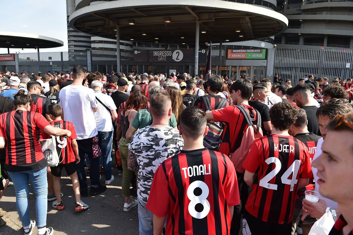 Ritorno allo stadio del boomer tra magliette che stratificano le ere calcistiche