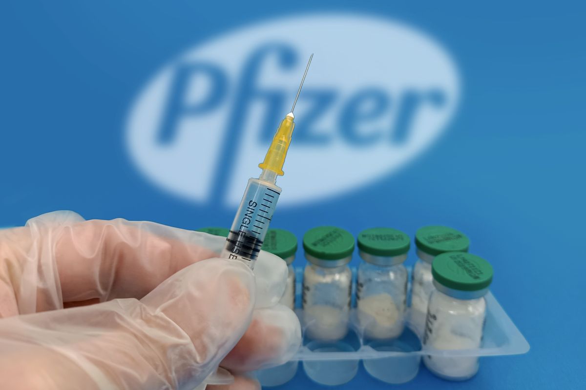 Pfizer nelle scuole italiane a indottrinare gli studenti