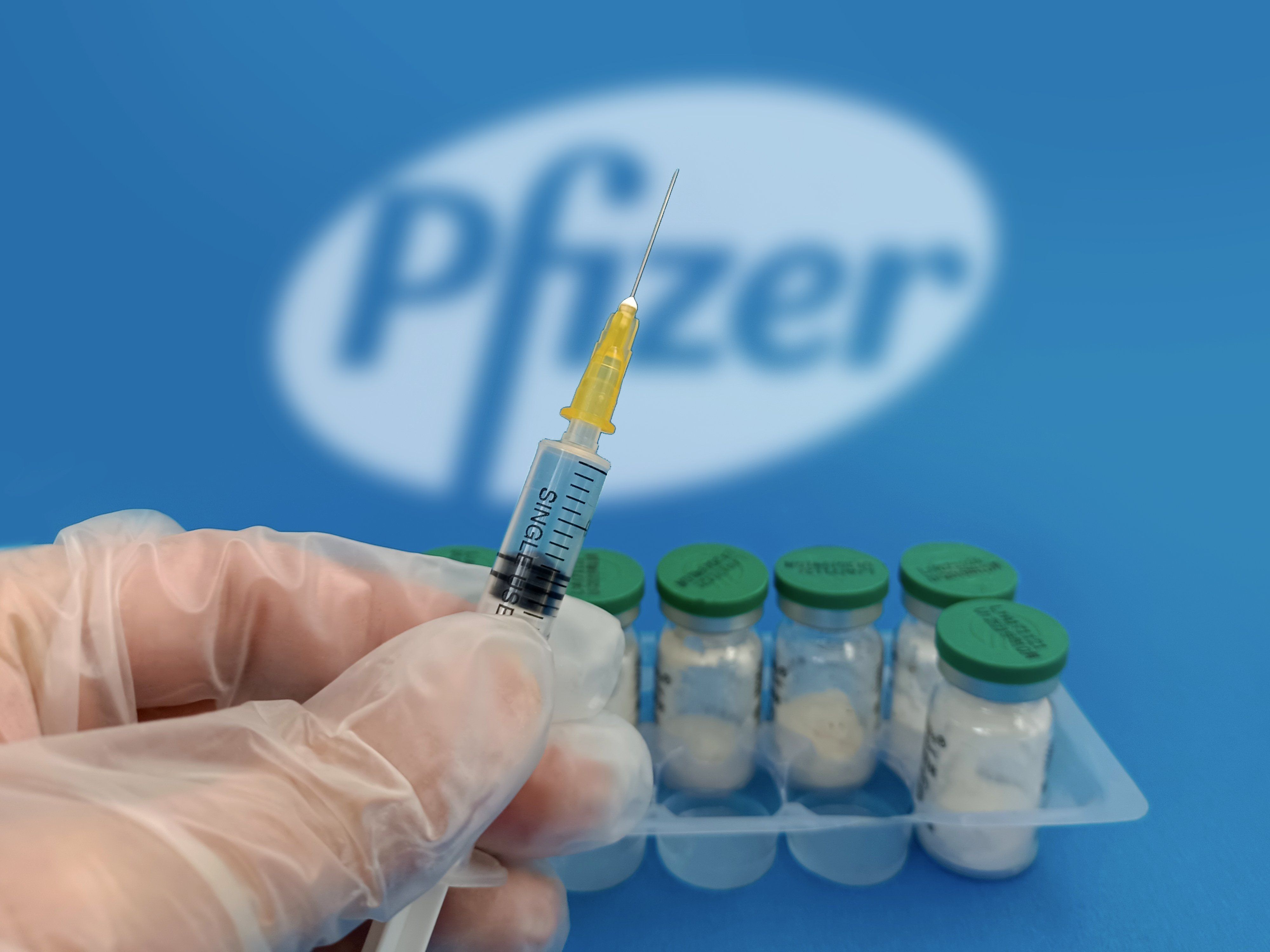 Pfizer nelle scuole italiane a indottrinare gli studenti