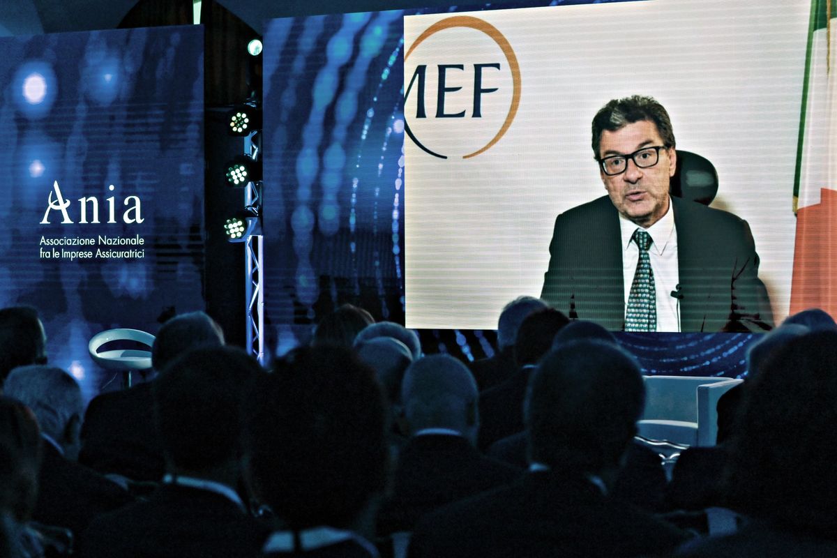 Giorgetti chiede un fondo salva-assicurati