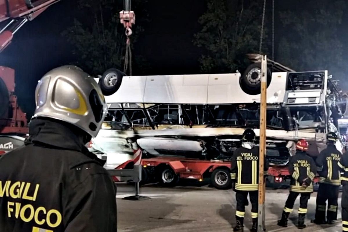Strage bus, malore o manovra errata. Sigilli a guardrail e motore elettrico