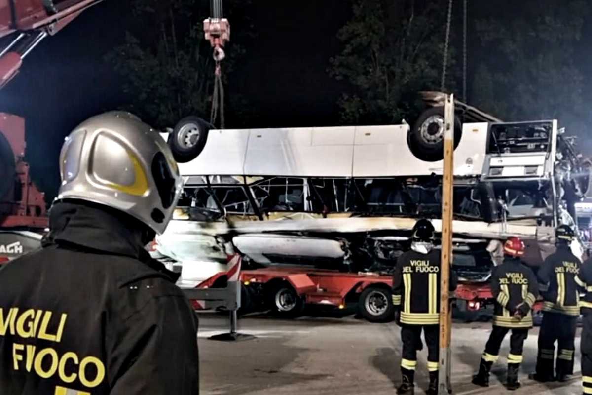 Strage bus, malore o manovra errata. Sigilli a guardrail e motore elettrico