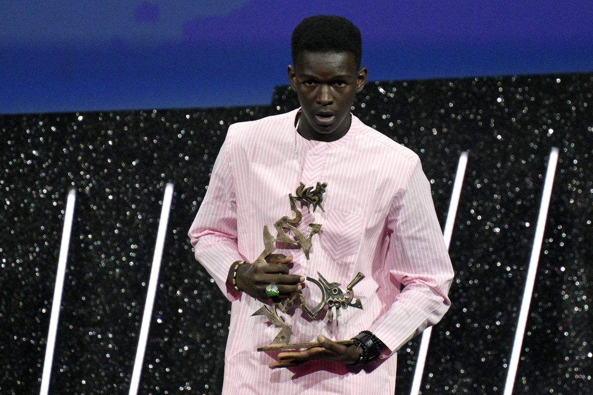 Ma quale fame e guerre: gli immigrati vogliono avere bei vestiti. Parola di Seydou Sarr