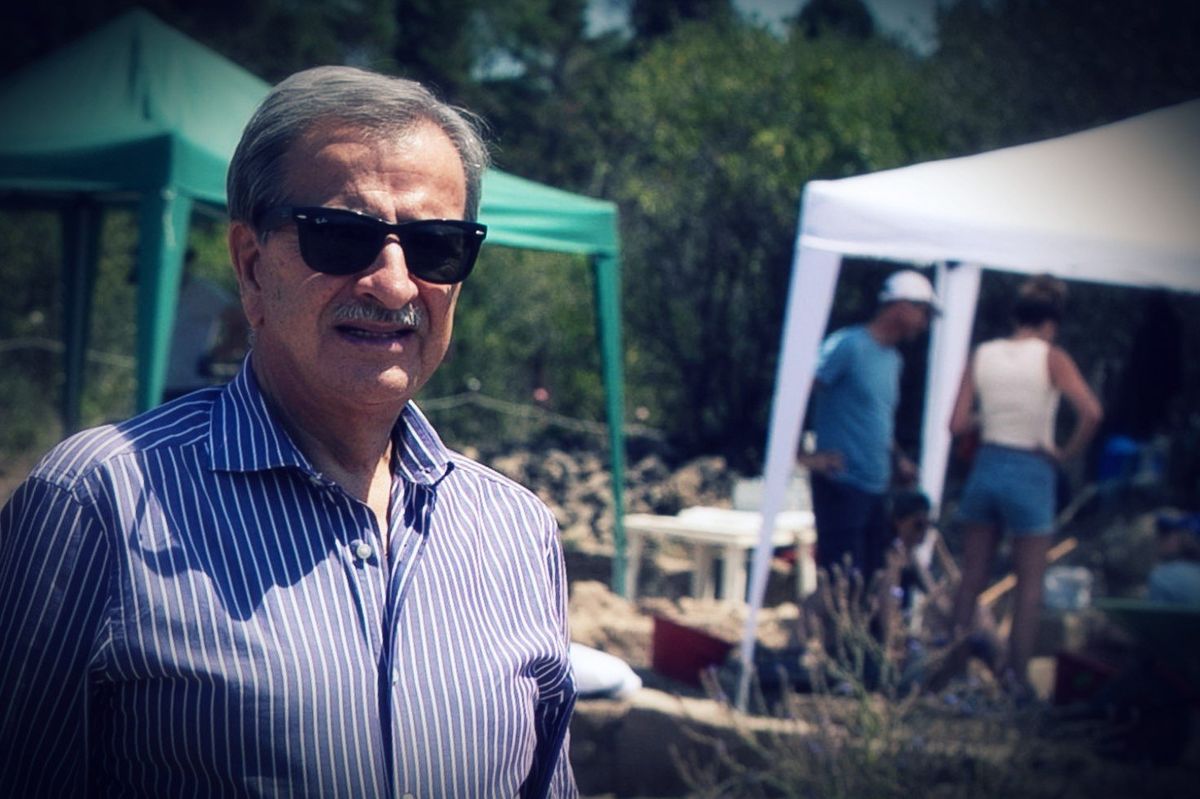 I contratti con la moglie del factotum che inchiodano il sindaco a luci rosse