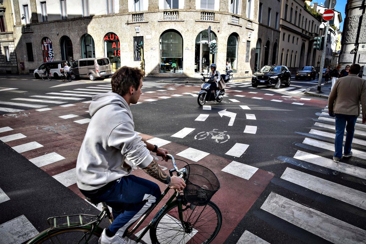 La ciclabile di Sala: ambulanze bloccate, cittadini nel pallone