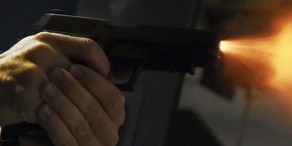 Smash-and-grab robbers turn tail and run when jewelry store employee pulls out gun, starts shooting