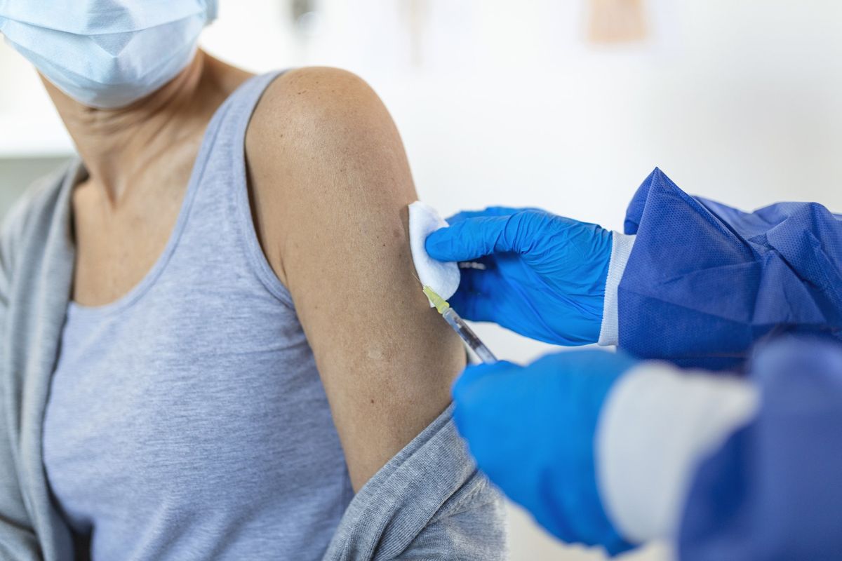 Malati gravi e morti tra gli «immuni»? «Colpa del paradosso dei vaccini di massa»