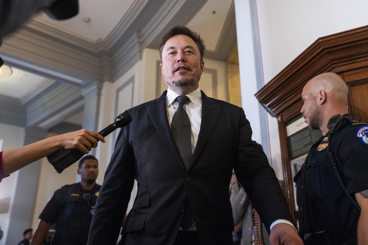 Bruxelles impone la censura a Musk. E pretende che se la faccia da solo