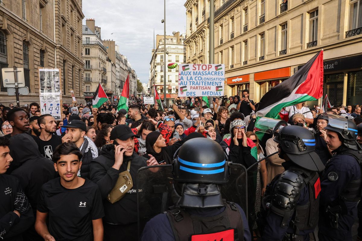 Le piazze non vanno interdette però si indaghi su chi tifa jihadisti