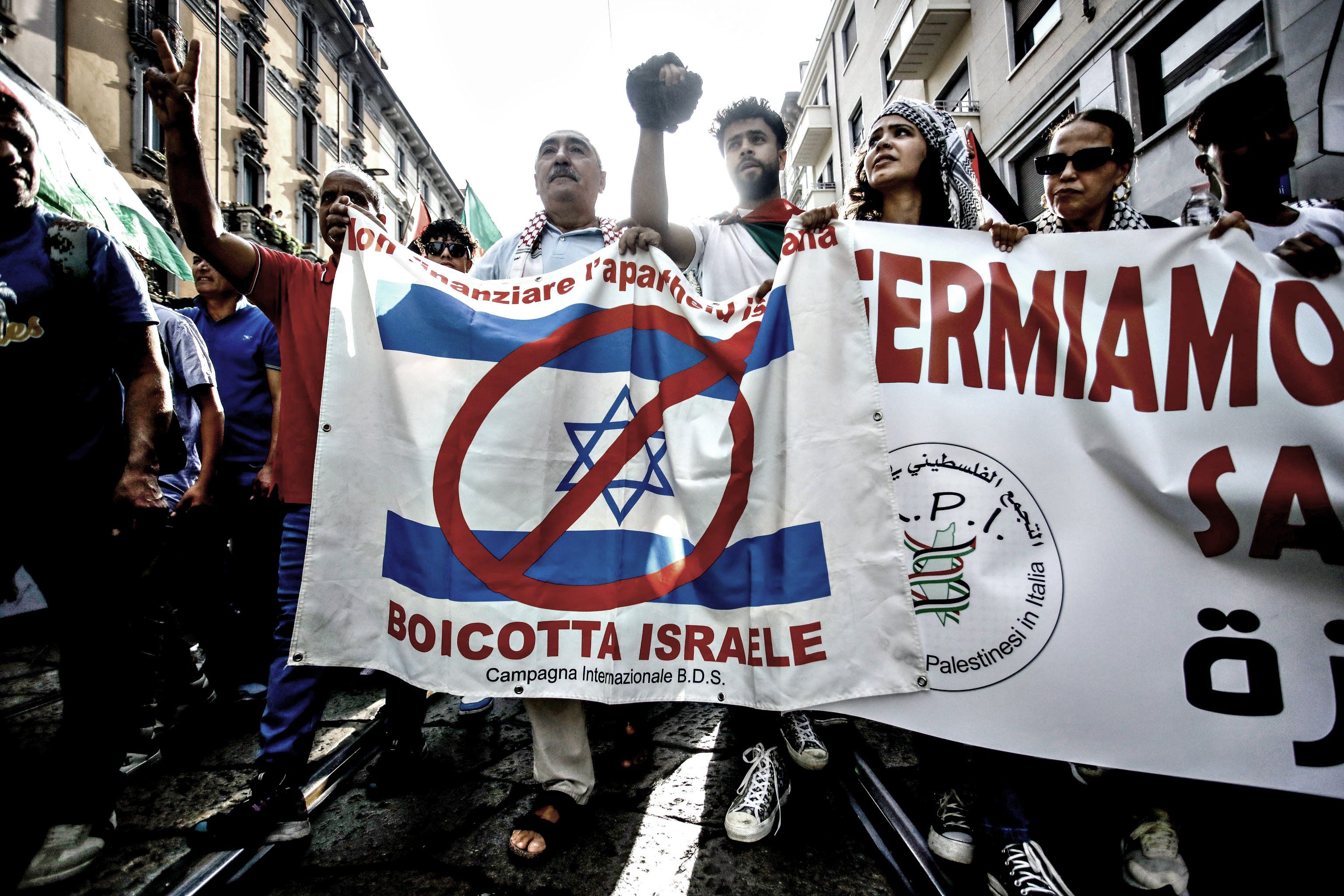 Piazze piene di amici dei terroristi