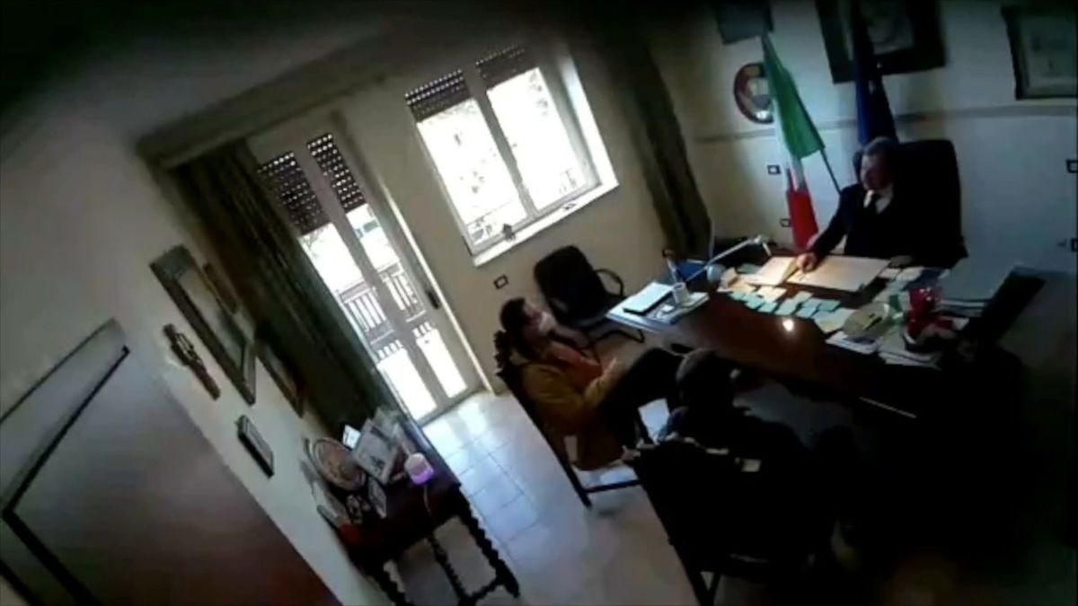 Prime dimissioni per il caso Tidei, ma il sindaco hot resta al suo posto