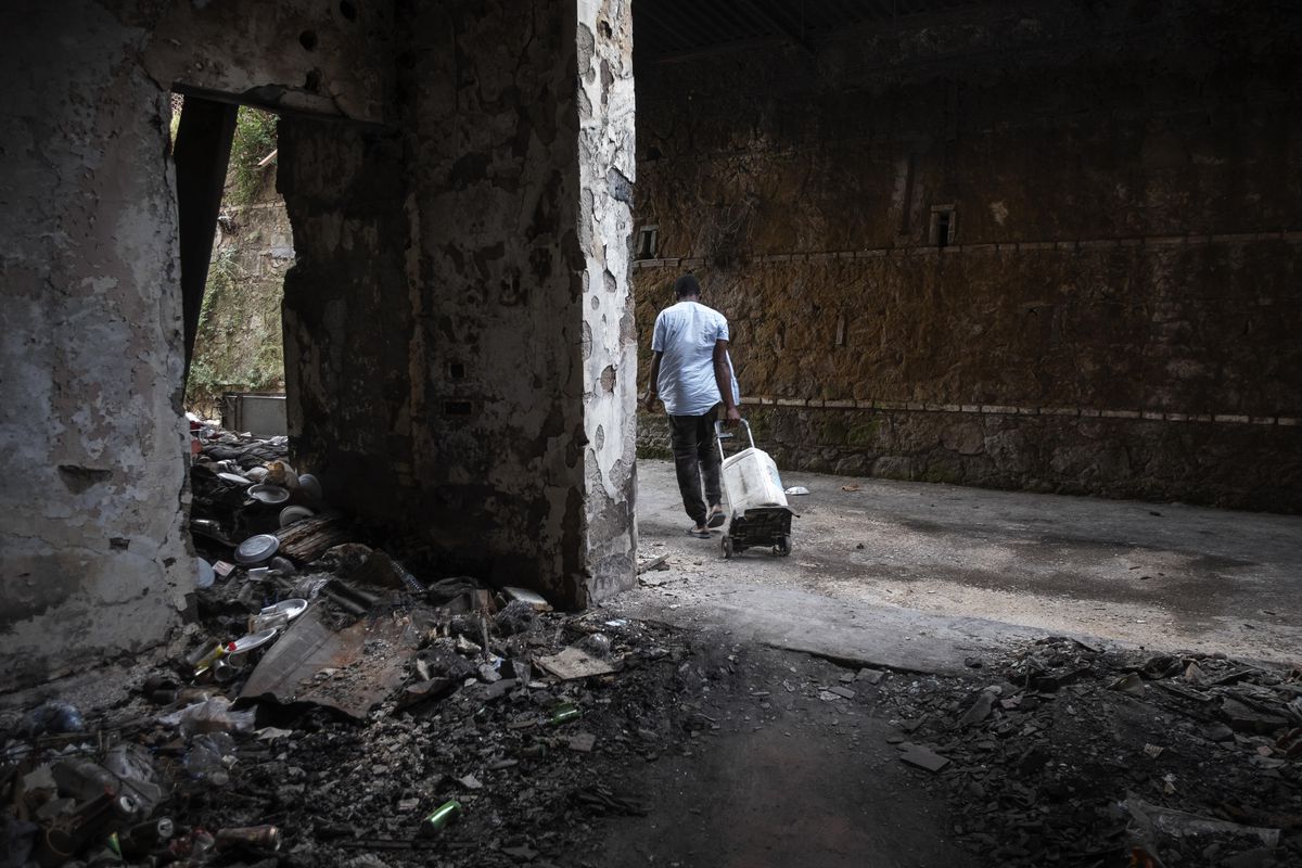 Effetto porti aperti. In Italia vivono 1,6 milioni di stranieri in povertà assoluta